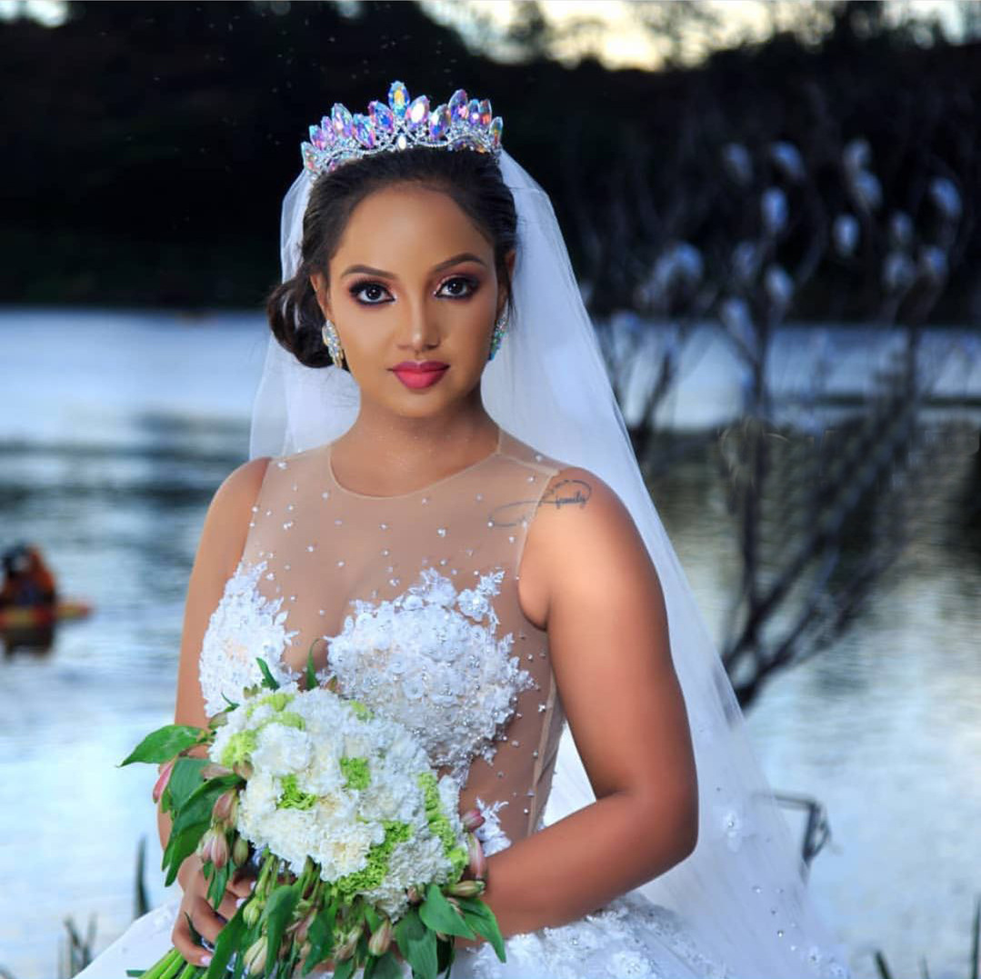 Luxury 3d Floral Appliques Ball Gown Wedding Dresses Romantic Flowers Illlusion Jewel Neck Sleeveless Chapel Castle Bridal Gowns Plus Size Bride Dress