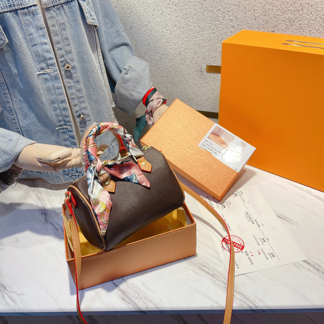 3A TOP quality designer bags shoulder bags/handbag genuine leather luxury brand classic cross body Purse pillow shape with silk, Different shipping method
3A TOP quality designer bags shoulder bags/handbag genuine leather luxury brand classic cross body Purse pillow shape with silk, Different shipping method
