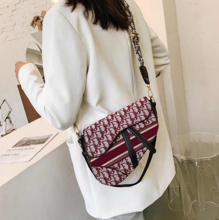 wholesale Women Luxurys Fashion Designers Bags 2021 Ladies Wallet Embroidery Saddle Houlder Messenger Lady Handbag Luxury Evening Bag
wholesale Women Luxurys Fashion Designers Bags 2021 Ladies Wallet Embroidery Saddle Houlder Messenger Lady Handbag Luxury Evening Bag