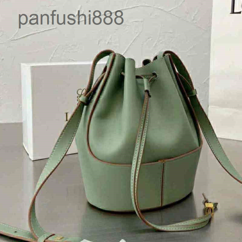 Brand H Handbags 0V0T Calfskin Bags Luxury 2022 Loew Drawstring Large Designers Capacity Bucket Bag Leather Contrast Color One Shoulder Portable Slant Span, Black
Brand H Handbags 0V0T Calfskin Bags Luxury 2022 Loew Drawstring Large Designers Capacity Bucket Bag Leather Contrast Color One Shoulder Portable Slant Span, Black