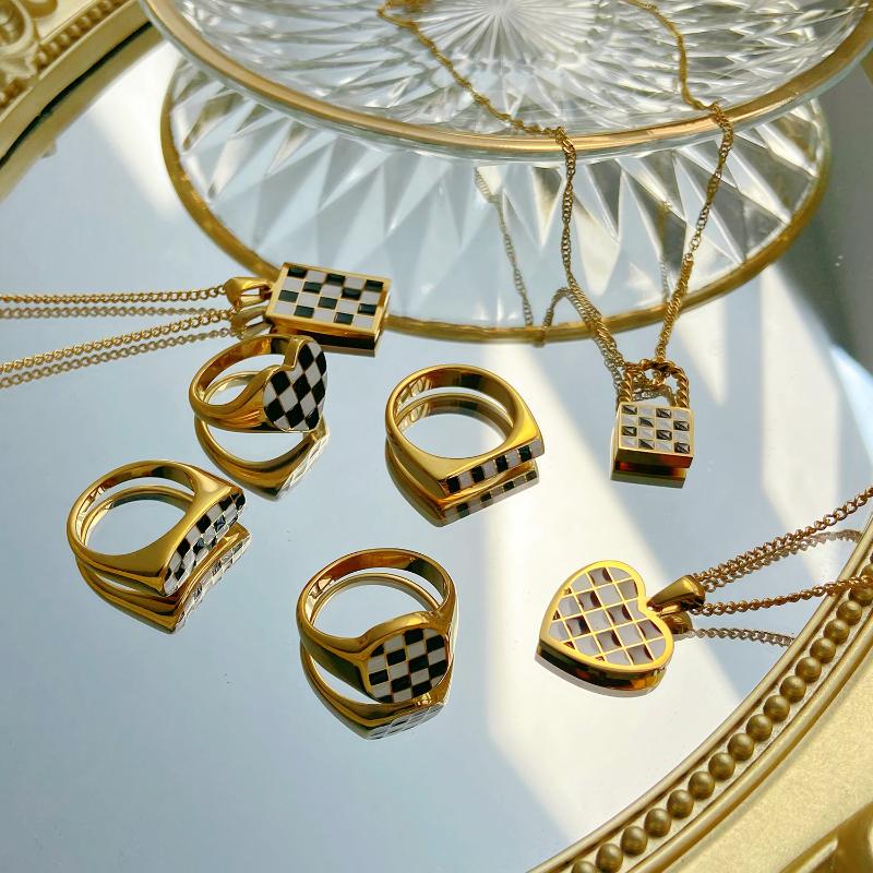 Pendant Necklaces Enamel Black White Checkerboard Grid Lock Heart Necklace For Women 18K Gold Plated Stainless Steel Choker
Pendant Necklaces Enamel Black White Checkerboard Grid Lock Heart Necklace For Women 18K Gold Plated Stainless Steel Choker