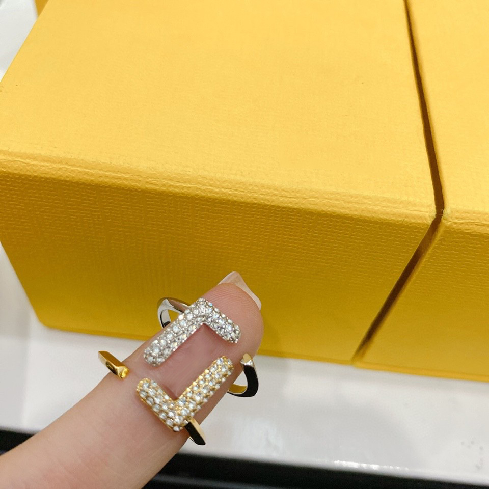 Luxurys Fashion Designers Ring womens two layer letter rings high quality decoration exquisite workmanship gift engagement full set packaging
Luxurys Fashion Designers Ring womens two layer letter rings high quality decoration exquisite workmanship gift engagement full set packaging