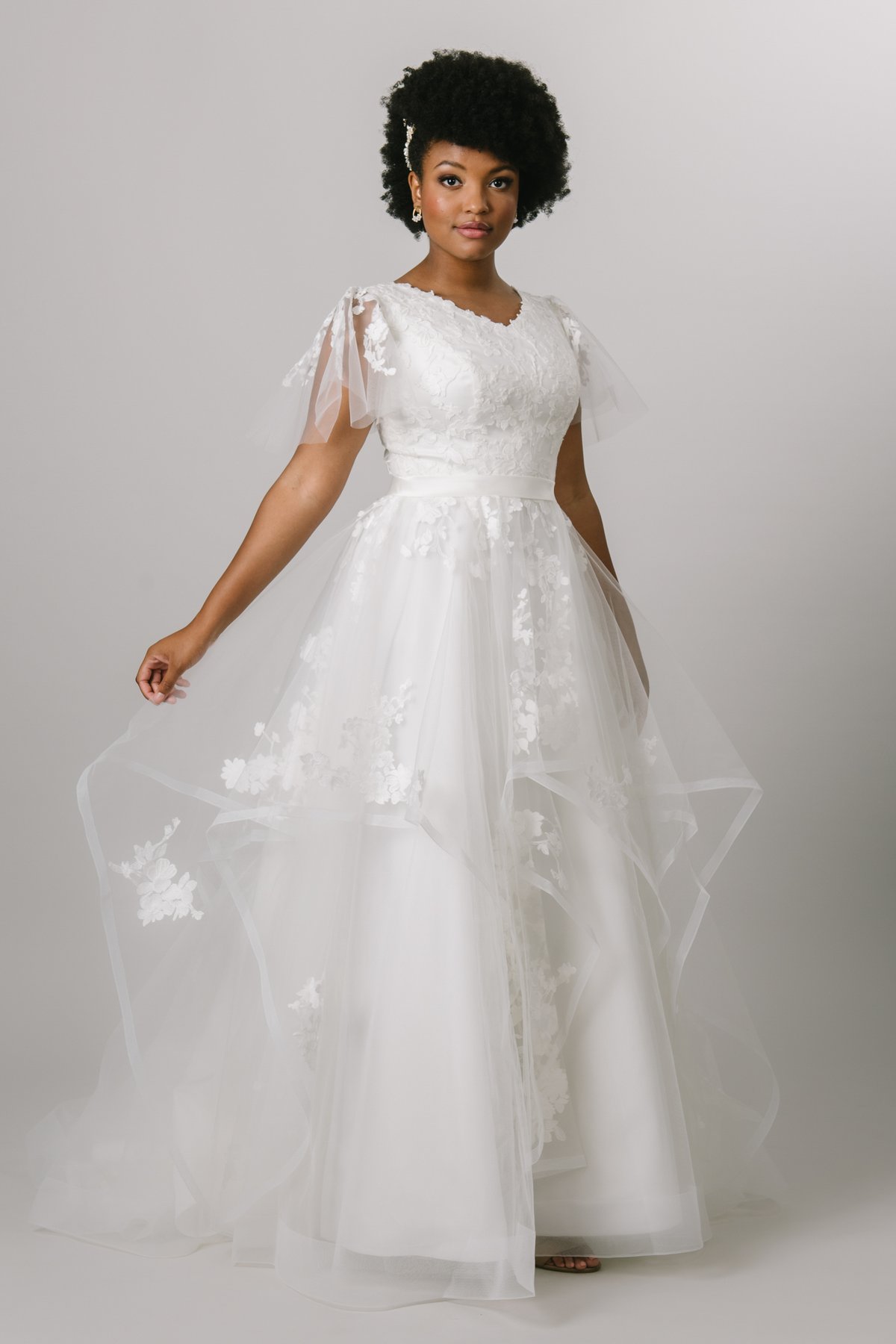 2022 New Ivory A-line Modest Wedding Dresses Gowns With Flutter Sleeves V Neck Lace Appliquies Ruffles Skirt Buttons Back Women Formal Bridal Gowns Custom Made, All white
2022 New Ivory A-line Modest Wedding Dresses Gowns With Flutter Sleeves V Neck Lace Appliquies Ruffles Skirt Buttons Back Women Formal Bridal Gowns Custom Made, All white