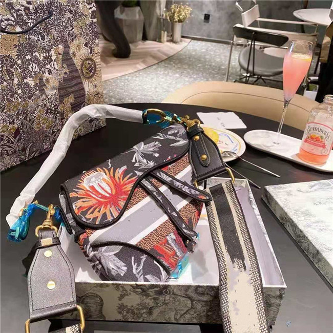 2021 Exquisite saddle bag luxury designer ladies handbags high quality one-shoulder portable diagonal bags multi-color optional personality casual modern handbag, Black
2021 Exquisite saddle bag luxury designer ladies handbags high quality one-shoulder portable diagonal bags multi-color optional personality casual modern handbag, Black