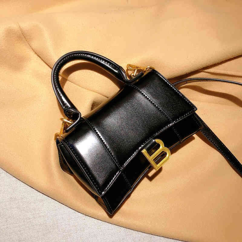 Designer Handbags Fashion b 2021 Family Hourglass Small Square High Texture Half Moon Shaped Messenger Bag Balencaiga Hand Bb
Designer Handbags Fashion b 2021 Family Hourglass Small Square High Texture Half Moon Shaped Messenger Bag Balencaiga Hand Bb