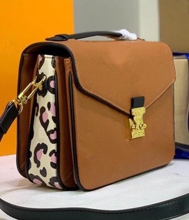 Fashion Wild at Heart series CRAFTY ONTHEGO tote bags Embossed grain cowhide designers with woven handle ladies crossbody Cross body Quality 
Fashion Wild at Heart series CRAFTY ONTHEGO tote bags Embossed grain cowhide designers with woven handle ladies crossbody Cross body Quality