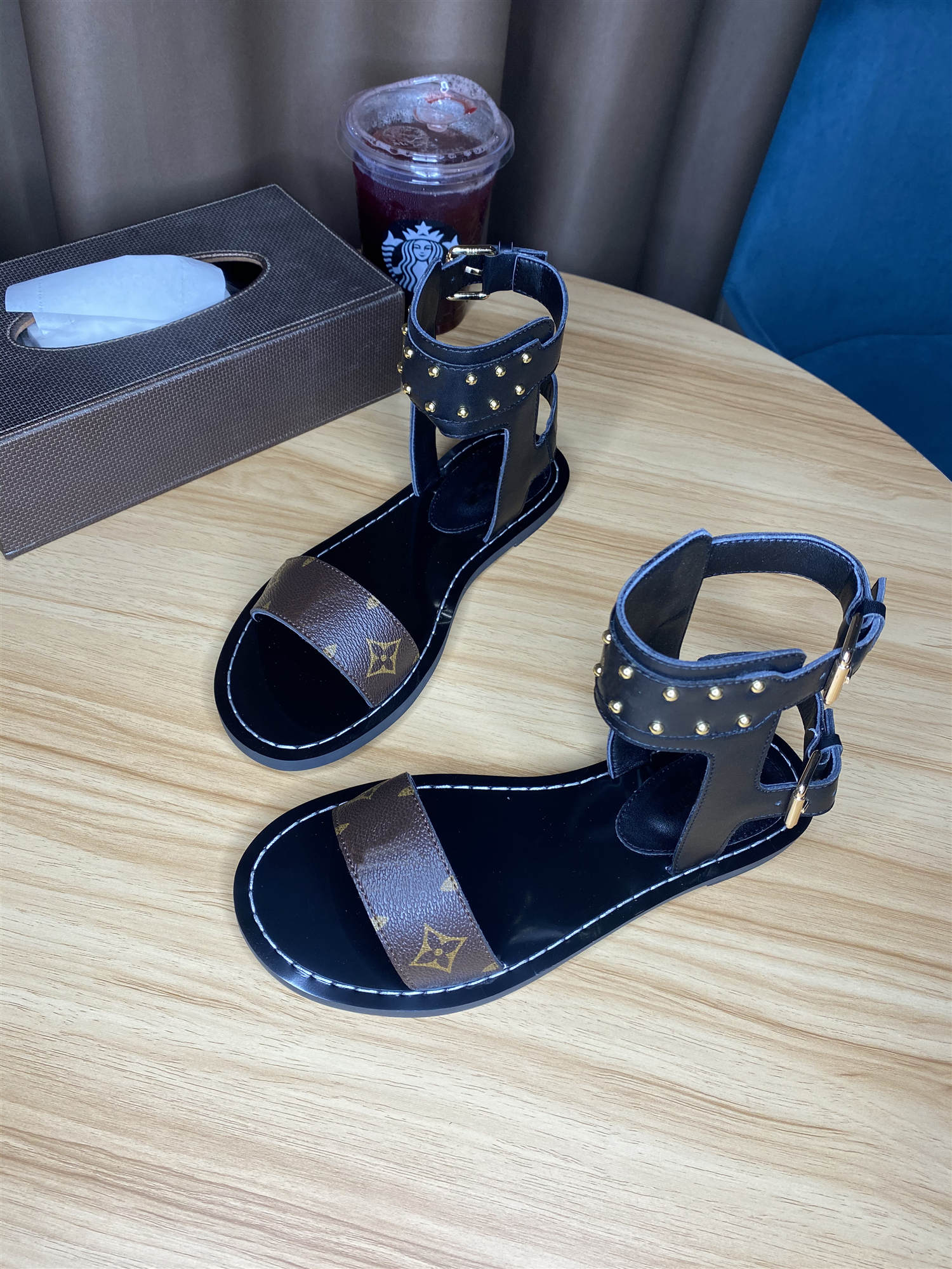 2021 luxury Designer Sandals Summer Slipper Women Leather Mules Squared Sole The Lido Sandal Sexy Party slippers with Box, Black
2021 luxury Designer Sandals Summer Slipper Women Leather Mules Squared Sole The Lido Sandal Sexy Party slippers with Box, Black