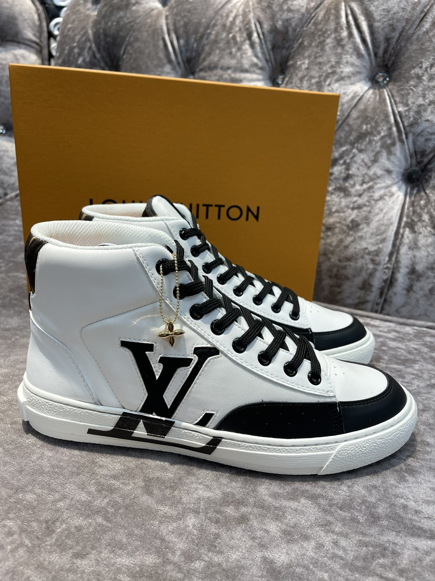 LV
LOUIS
VITTON
VUTTON luxury designer brand men's shoes classic high-top fashion sports sneakers #2367, Red
LV
LOUIS
VITTON
VUTTON luxury designer brand men's shoes classic high-top fashion sports sneakers #2367, Red