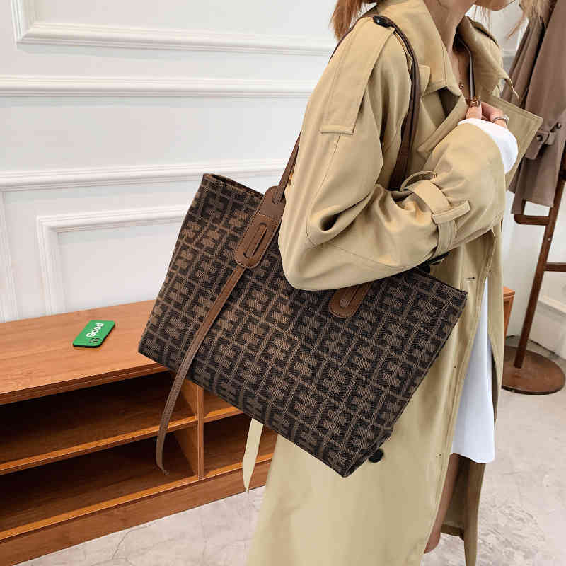 New fashion versatile women's bag big tot simple Commuter Bag style shoulder, Dark brown
New fashion versatile women's bag big tot simple Commuter Bag style shoulder, Dark brown