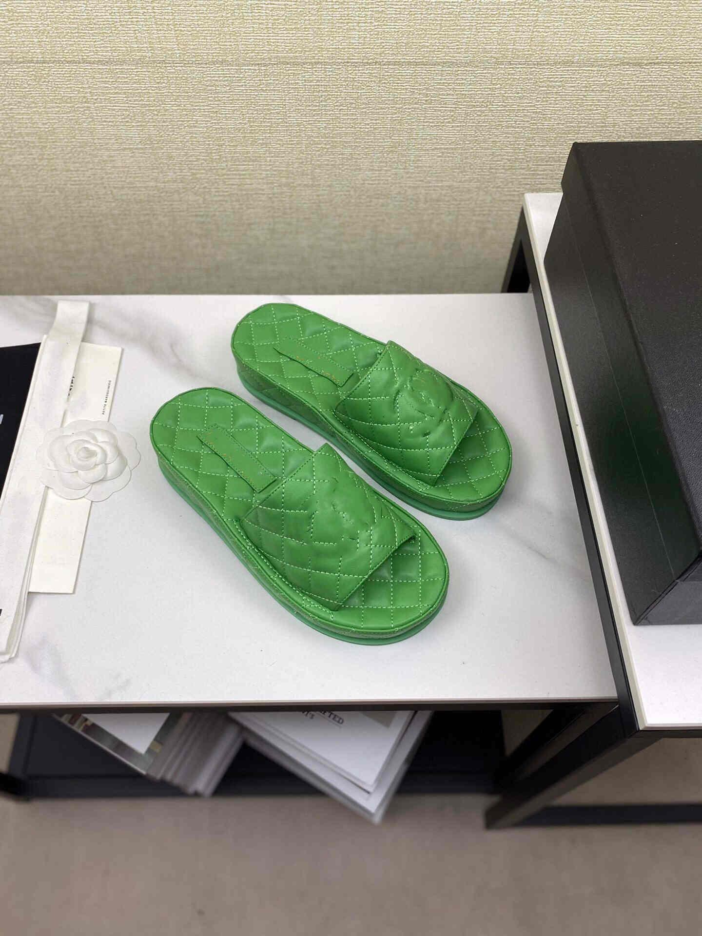 Women Slippers Sandals Slides brand Summer Party Beach Slipper Candies in 4 colors are bright and fresh Designer Shoes with full package 35-40, Black
Women Slippers Sandals Slides brand Summer Party Beach Slipper Candies in 4 colors are bright and fresh Designer Shoes with full package 35-40, Black