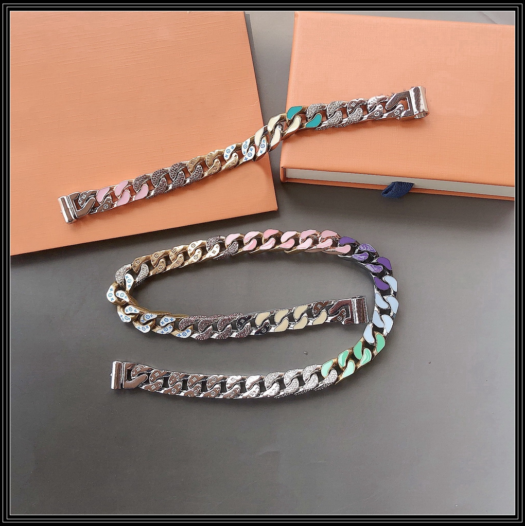 Europe America Fashion Men Silver and Gold-color Hardware Enamel Crystal Engraved V Initials Chain Link Soapy Necklace Bracelet Sets MP2634
Europe America Fashion Men Silver and Gold-color Hardware Enamel Crystal Engraved V Initials Chain Link Soapy Necklace Bracelet Sets MP2634