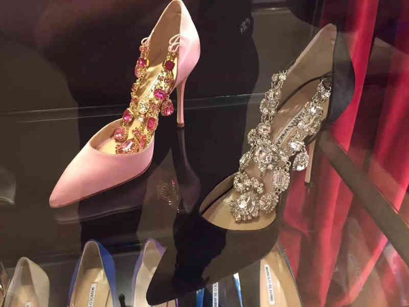 Springsummer Arrival High Quality T strap Manolos Wedding Shoes Jeweled Stones Satin Pumps
Springsummer Arrival High Quality T strap Manolos Wedding Shoes Jeweled Stones Satin Pumps