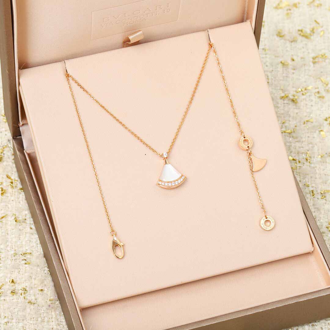S925 silver fan shape with diamond and white shell for women wedding engagement jewelry gift have normal stamp box PS3196A
S925 silver fan shape with diamond and white shell for women wedding engagement jewelry gift have normal stamp box PS3196A