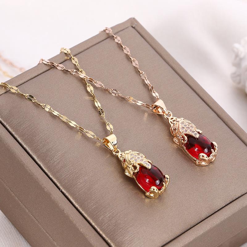 Pendant Necklaces Vintage Style Red Crystal Brave Troops Women Necklace Ladies No Fade Korean Lip Chain Clavicle Jewelry Gift
Pendant Necklaces Vintage Style Red Crystal Brave Troops Women Necklace Ladies No Fade Korean Lip Chain Clavicle Jewelry Gift