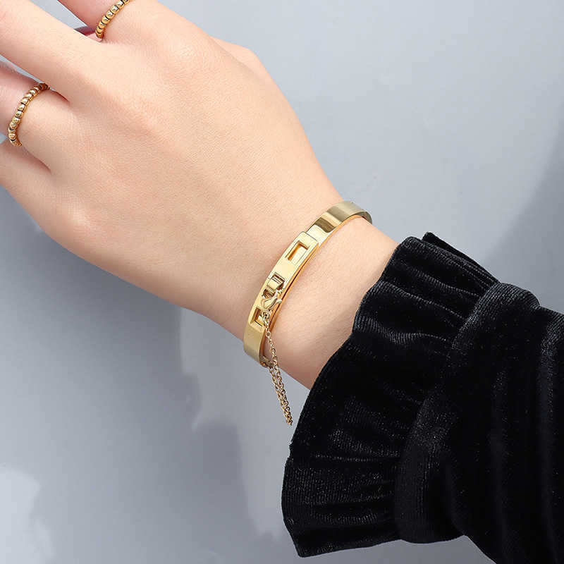 European and American Jewelry Chain Handcuff Style Buckle Adjustment Bracelet Surgical Titanium Steel Plating 2021 Korea Q0720
European and American Jewelry Chain Handcuff Style Buckle Adjustment Bracelet Surgical Titanium Steel Plating 2021 Korea Q0720