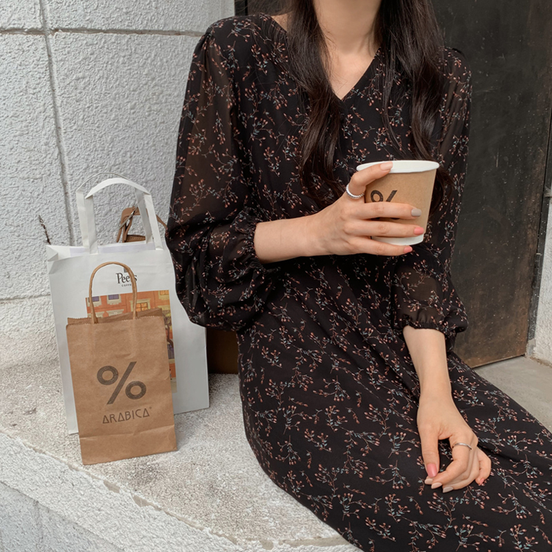 2021bgteever vintage v-neck buttons lace-up female chiffon dress full sleeve midi dress elegant casual floral print women dress 2021, Black;gray
2021bgteever vintage v-neck buttons lace-up female chiffon dress full sleeve midi dress elegant casual floral print women dress 2021, Black;gray