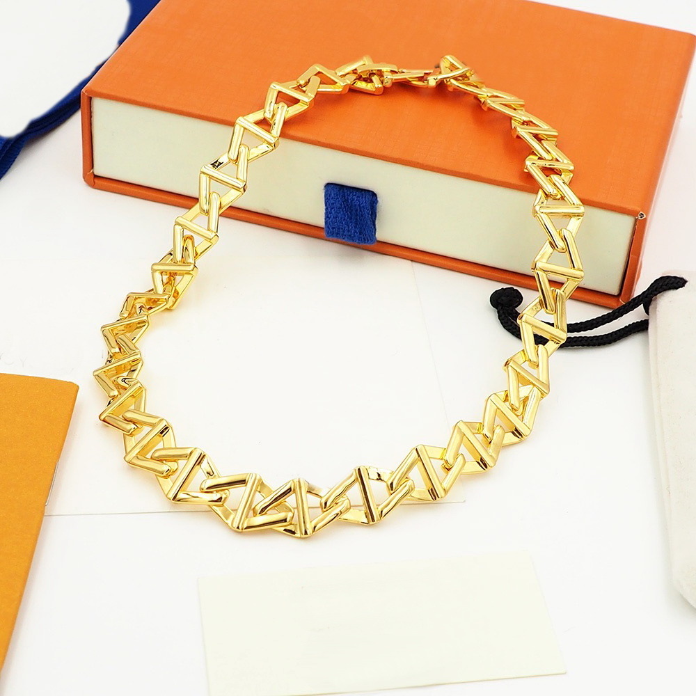 Europe America Style Jewelry Sets Lady Women Engraved V Initials Volt Curb Chain Necklace Earrings Bracelet Sets Q94524 Q95974, No original box
Europe America Style Jewelry Sets Lady Women Engraved V Initials Volt Curb Chain Necklace Earrings Bracelet Sets Q94524 Q95974, No original box