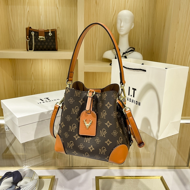 Tote Handmade Togo quality Luxury designer Handbags imitation brands classic female 2021 new donkey Fashion printed single shoulder oblique
Tote Handmade Togo quality Luxury designer Handbags imitation brands classic female 2021 new donkey Fashion printed single shoulder oblique
