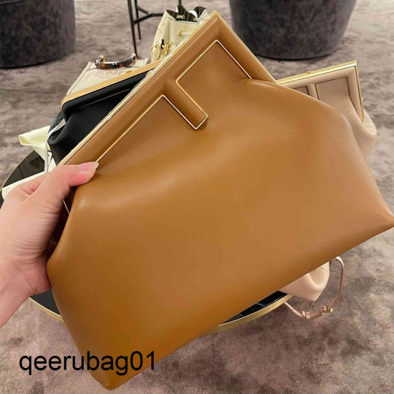 Series Fend First Bag Handbags Designer Women Luxurys Metal Wrapped Handbag Single Shoulder Messenger Yue Messenger Tote Fashion Brand Bags Crossbody O3GW, Creamy-white 26cm
Series Fend First Bag Handbags Designer Women Luxurys Metal Wrapped Handbag Single Shoulder Messenger Yue Messenger Tote Fashion Brand Bags Crossbody O3GW, Creamy-white 26cm