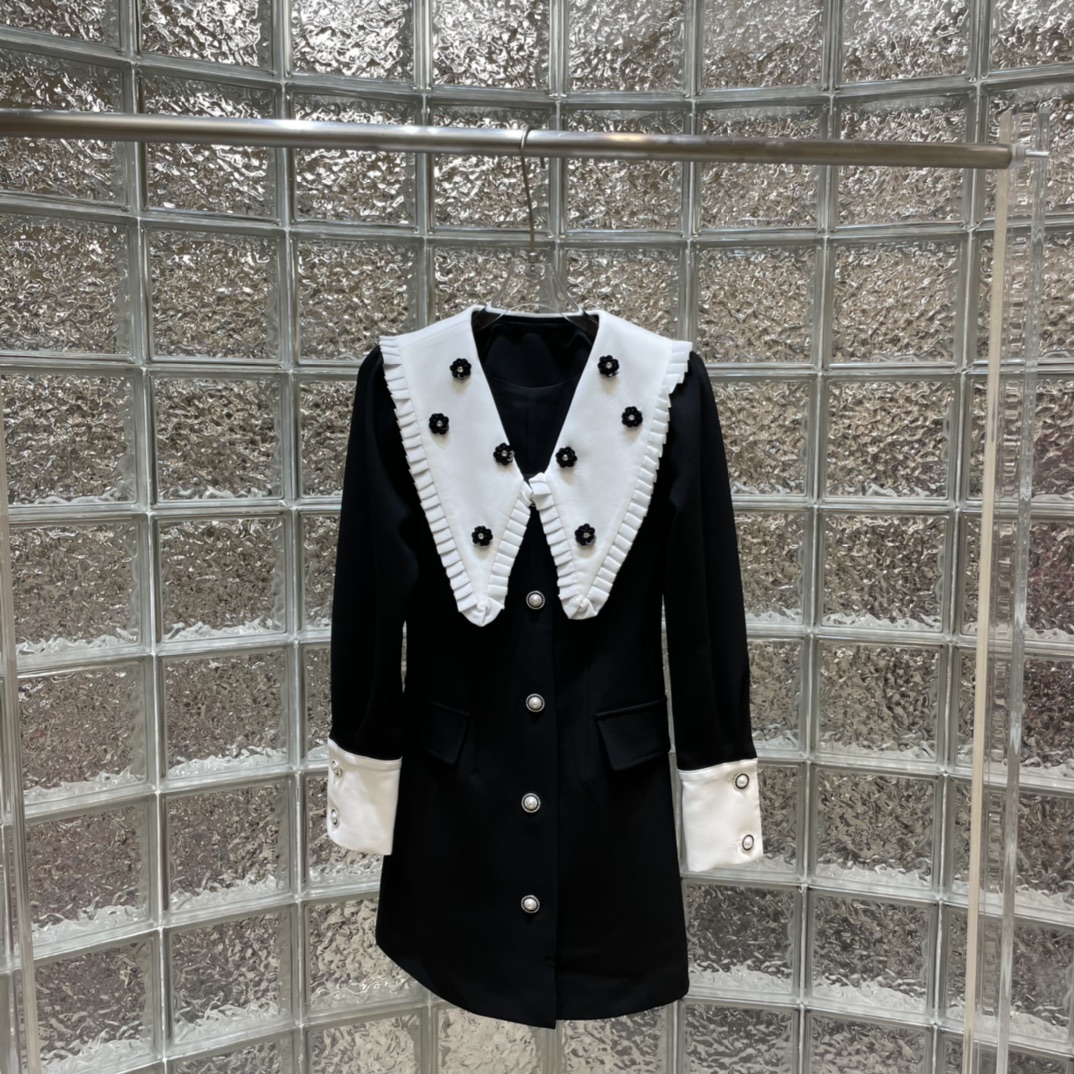 Miu 2021 autumn winter new contrast color fungus edge white doll neck dress, Black;gray
Miu 2021 autumn winter new contrast color fungus edge white doll neck dress, Black;gray