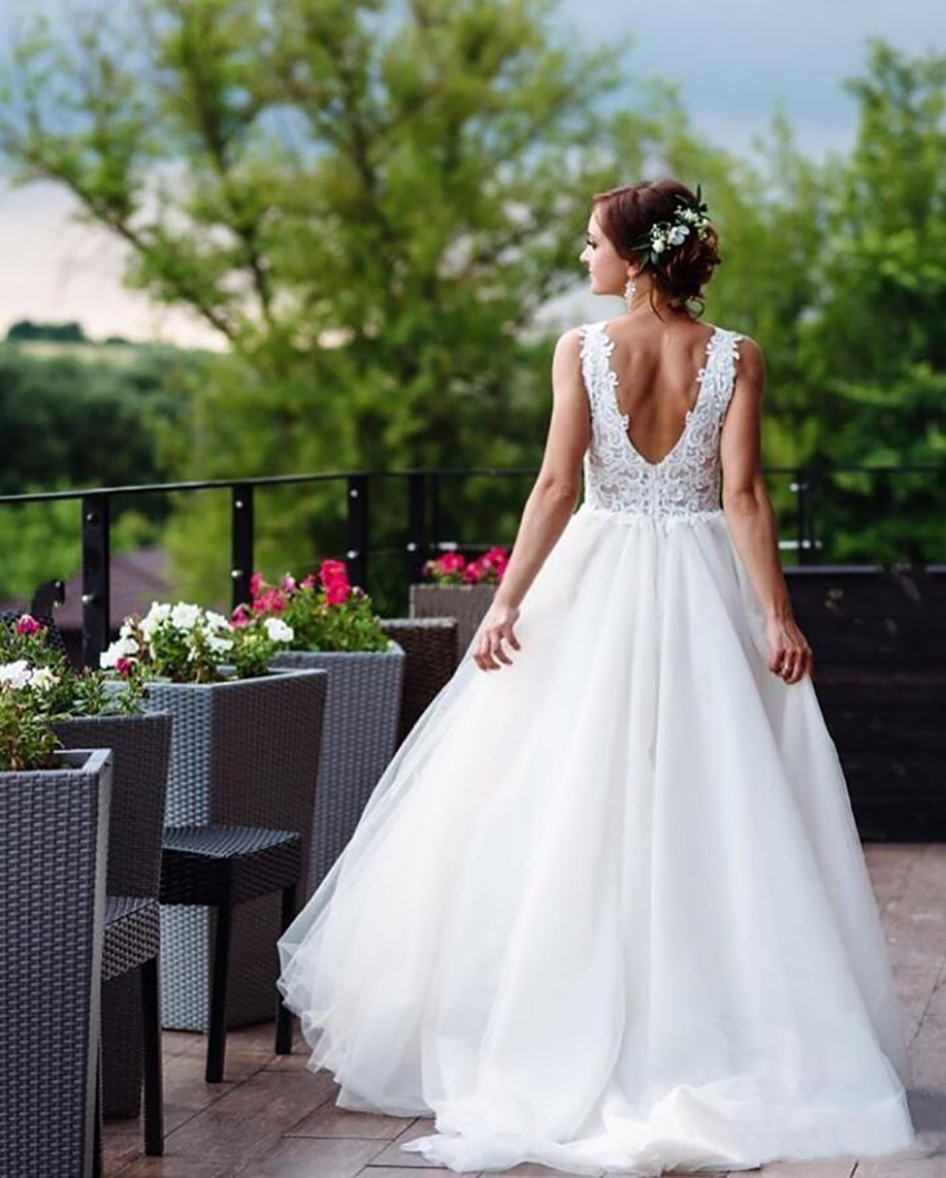 2021 Summer Wedding Dresses V Neck Backless Sweep Train A Line Appliques Lace Beads Garden Beach Boho Country Bridal Gowns robes de mariee Dress 0509