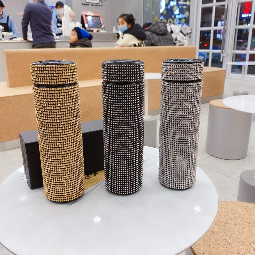 Fashion Brand LED Smart Mugs Temperature Display Lids 2021 Luxurys Designers Stainless Steel Tumblers Coffee Tea Cups Insulation Bottles, Black
Fashion Brand LED Smart Mugs Temperature Display Lids 2021 Luxurys Designers Stainless Steel Tumblers Coffee Tea Cups Insulation Bottles, Black