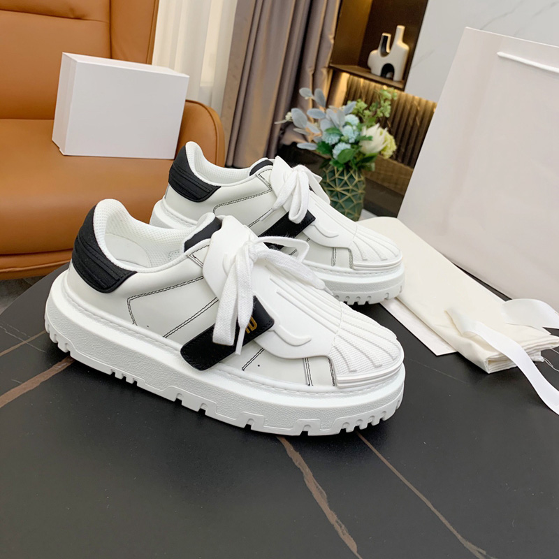 Designers Low Tops ID Sneaker For Women Casual Shoes Two Tone Deep Green Blue Red Nude Leather Lady Sneakers Womens Flat Platform Trainer Conceals Laces
Designers Low Tops ID Sneaker For Women Casual Shoes Two Tone Deep Green Blue Red Nude Leather Lady Sneakers Womens Flat Platform Trainer Conceals Laces