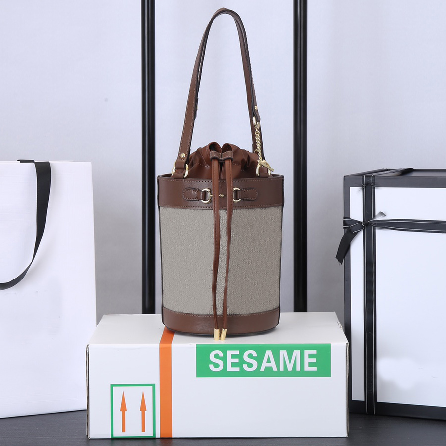 Fashion luxury designer G women metal chain strapping bucket bag high quality large capacity retro toilet buckle design fun evening handbag
Fashion luxury designer G women metal chain strapping bucket bag high quality large capacity retro toilet buckle design fun evening handbag