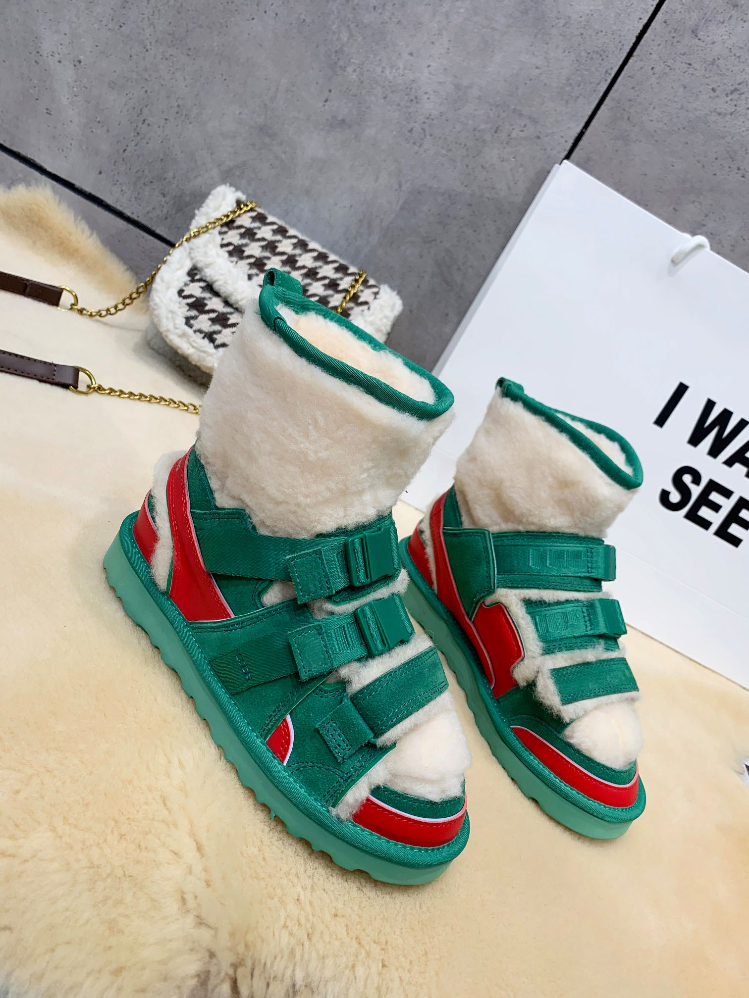 2021 luxury Designer women boots winter two-wear Velcro wool drag cotton shoes thick soled warm short tube fleece Snow boot sandals
2021 luxury Designer women boots winter two-wear Velcro wool drag cotton shoes thick soled warm short tube fleece Snow boot sandals