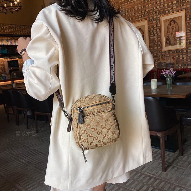 Designer Autumn new fashion canvas bag versatile super personality Single Shoulder Messenger Bag Handbags Outlet, Brown fabric: canvas
Designer Autumn new fashion canvas bag versatile super personality Single Shoulder Messenger Bag Handbags Outlet, Brown fabric: canvas
