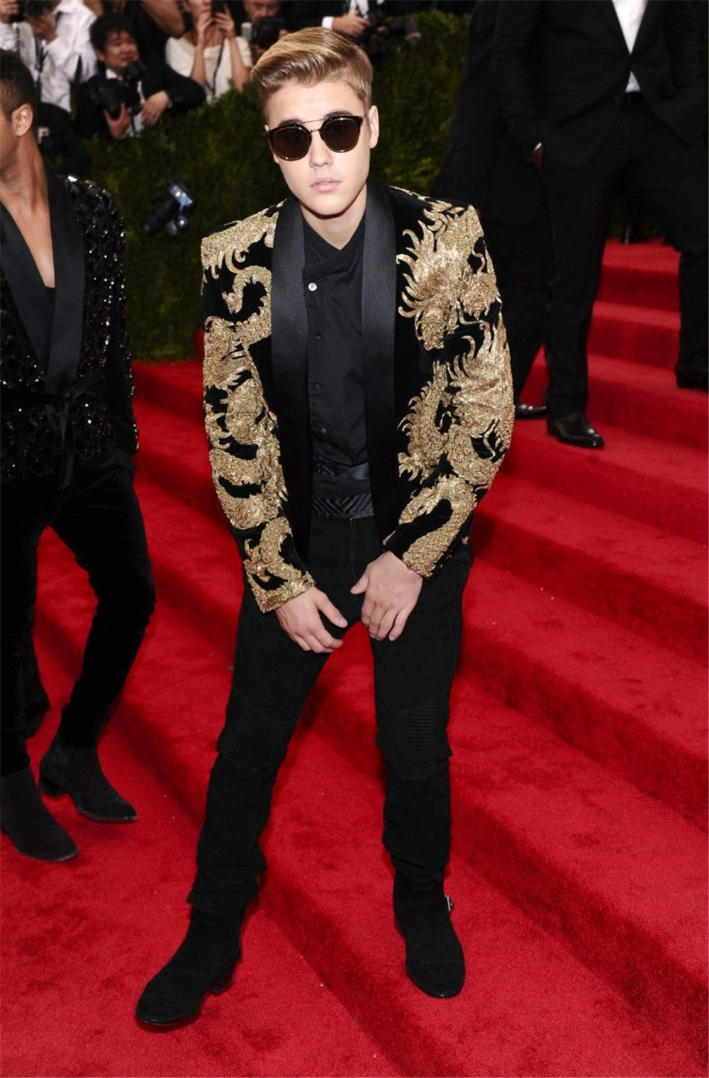 Designer Fashion Celebrity Mens Customized Wedding Tuxedos Gold Appliques Groom Wear Dinner Prom Party Blazer (Jacket+Pants)