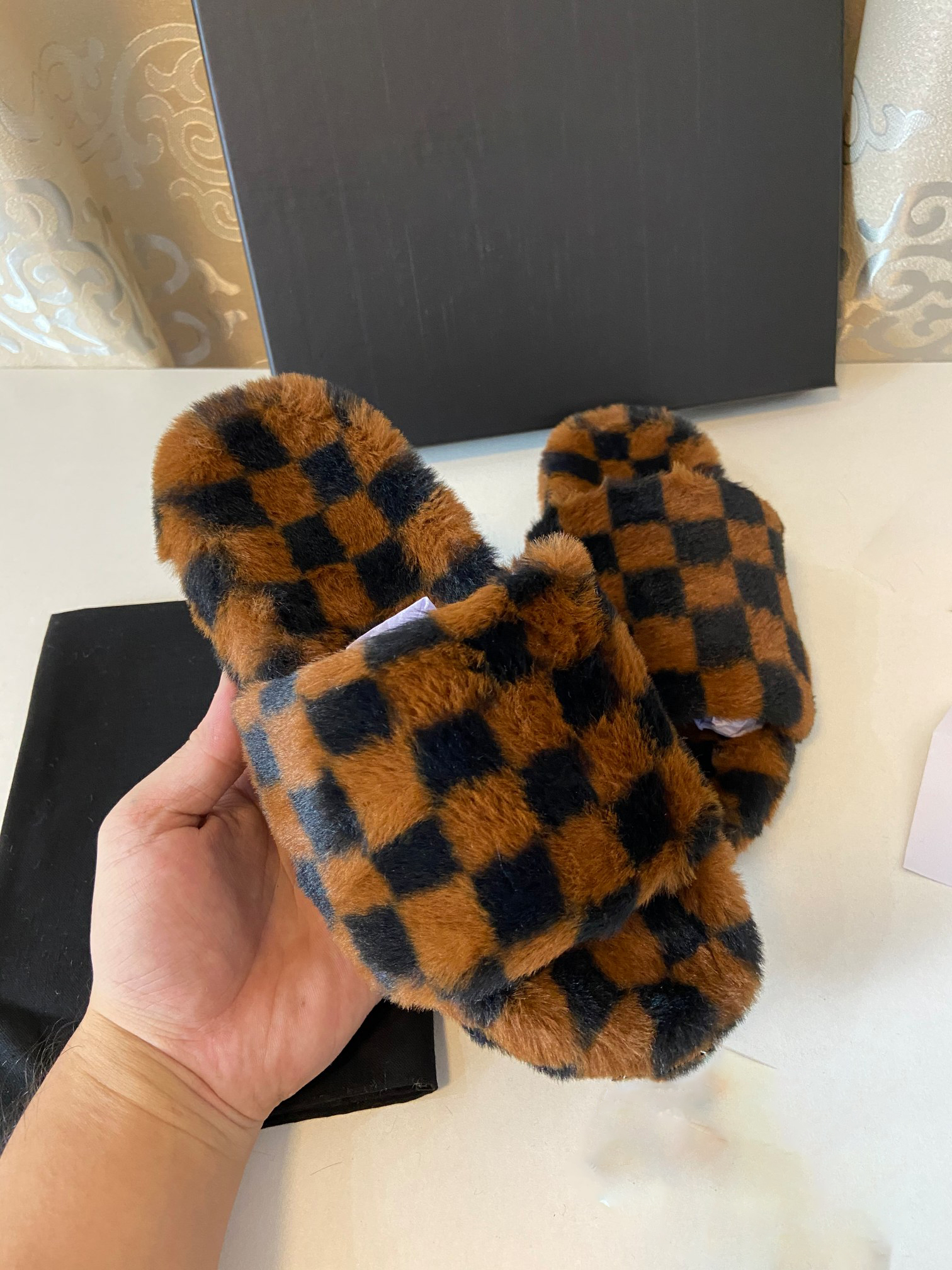 2021 Top Designer Ladies Slippers with Original Box Dust Bag Flower Printed Leather Platform Shoes Fashion Luxury Brand Winter size 34-39
2021 Top Designer Ladies Slippers with Original Box Dust Bag Flower Printed Leather Platform Shoes Fashion Luxury Brand Winter size 34-39