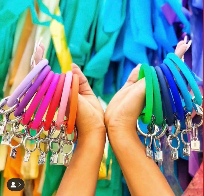 Keychains Girlgo Fashion O Silica Gel Wear Bracelet Keychain For Women Gifts Trendy Exaggerated Circle Wristlet Unisex Jewelry
Keychains Girlgo Fashion O Silica Gel Wear Bracelet Keychain For Women Gifts Trendy Exaggerated Circle Wristlet Unisex Jewelry