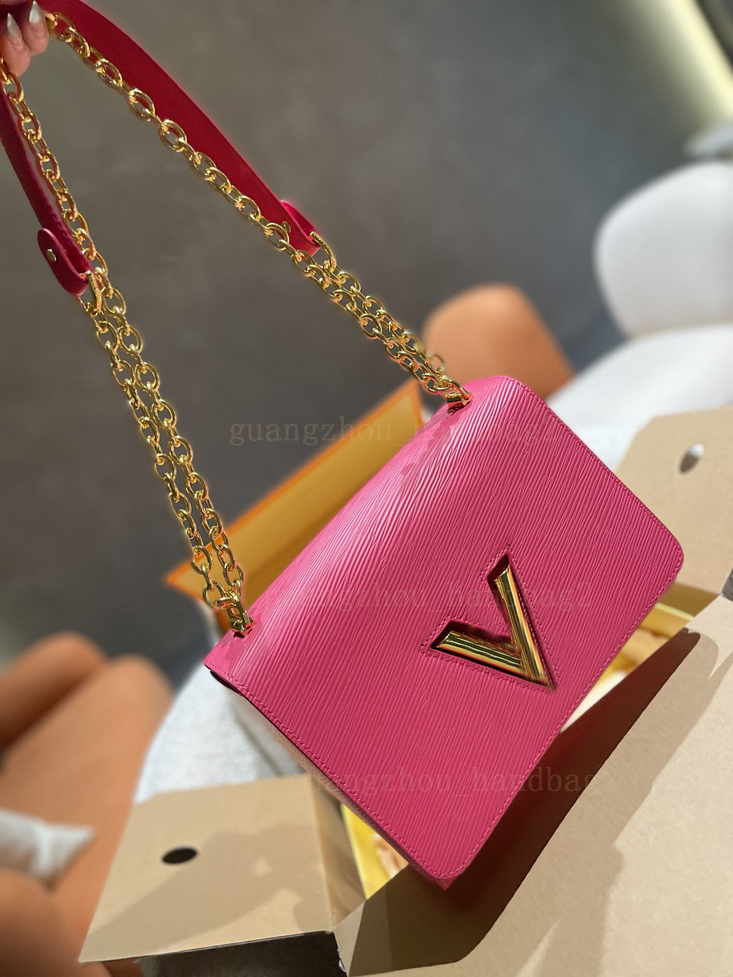 Designer Women Bags Genuine Leather V Lock Flap Handbag Black Pochette Luxury Twist shoulder Bag Lady Crossbody Bag 2021ss Classic Totes, Color1
Designer Women Bags Genuine Leather V Lock Flap Handbag Black Pochette Luxury Twist shoulder Bag Lady Crossbody Bag 2021ss Classic Totes, Color1