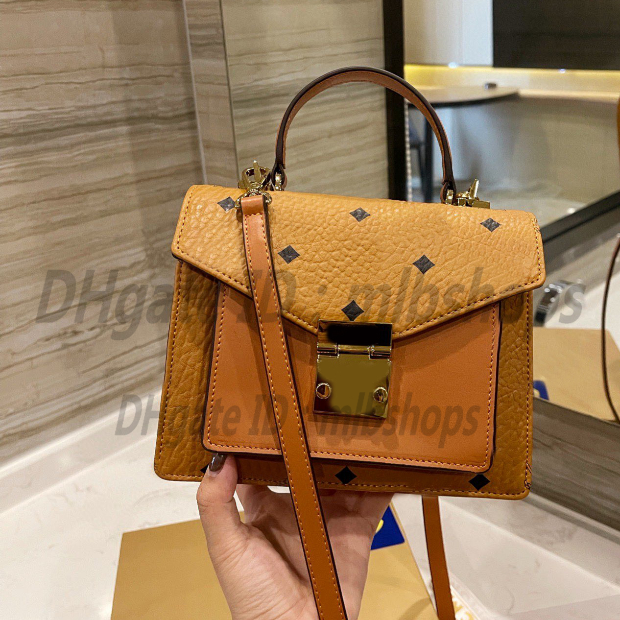 Shoulder bags Fashion womens CrossBody M High Quality luxurys designers Handbags ladies Classic Messenger Lock printing Bag purse 2021 wallets Totes Handbag, No bags
Shoulder bags Fashion womens CrossBody M High Quality luxurys designers Handbags ladies Classic Messenger Lock printing Bag purse 2021 wallets Totes Handbag, No bags