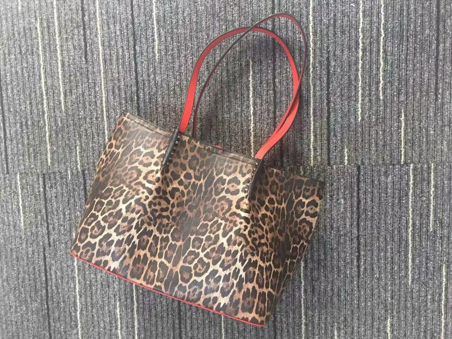 Women luxurys messenger bag Fashion Shopping handbag rivet high quality real leather totes clutch designer evening bags, 25*33*17cm
Women luxurys messenger bag Fashion Shopping handbag rivet high quality real leather totes clutch designer evening bags, 25*33*17cm