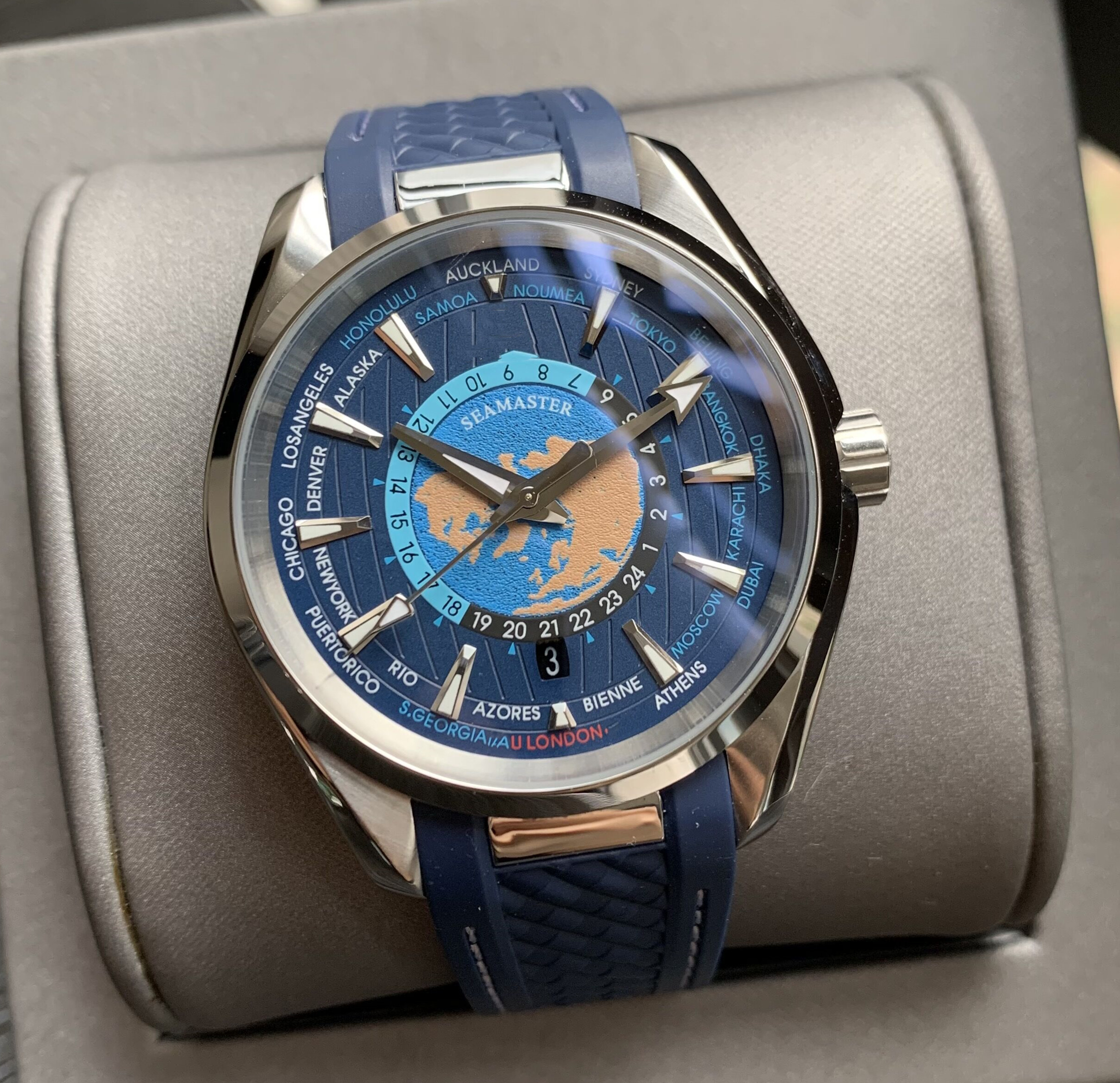 OM Earth Dial Watches Men Luxury Automatic Mechanical Movement 150M Folding Buckle WristwatchesFashion Mens Watch Rubber Strap 832, Customize
OM Earth Dial Watches Men Luxury Automatic Mechanical Movement 150M Folding Buckle WristwatchesFashion Mens Watch Rubber Strap 832, Customize