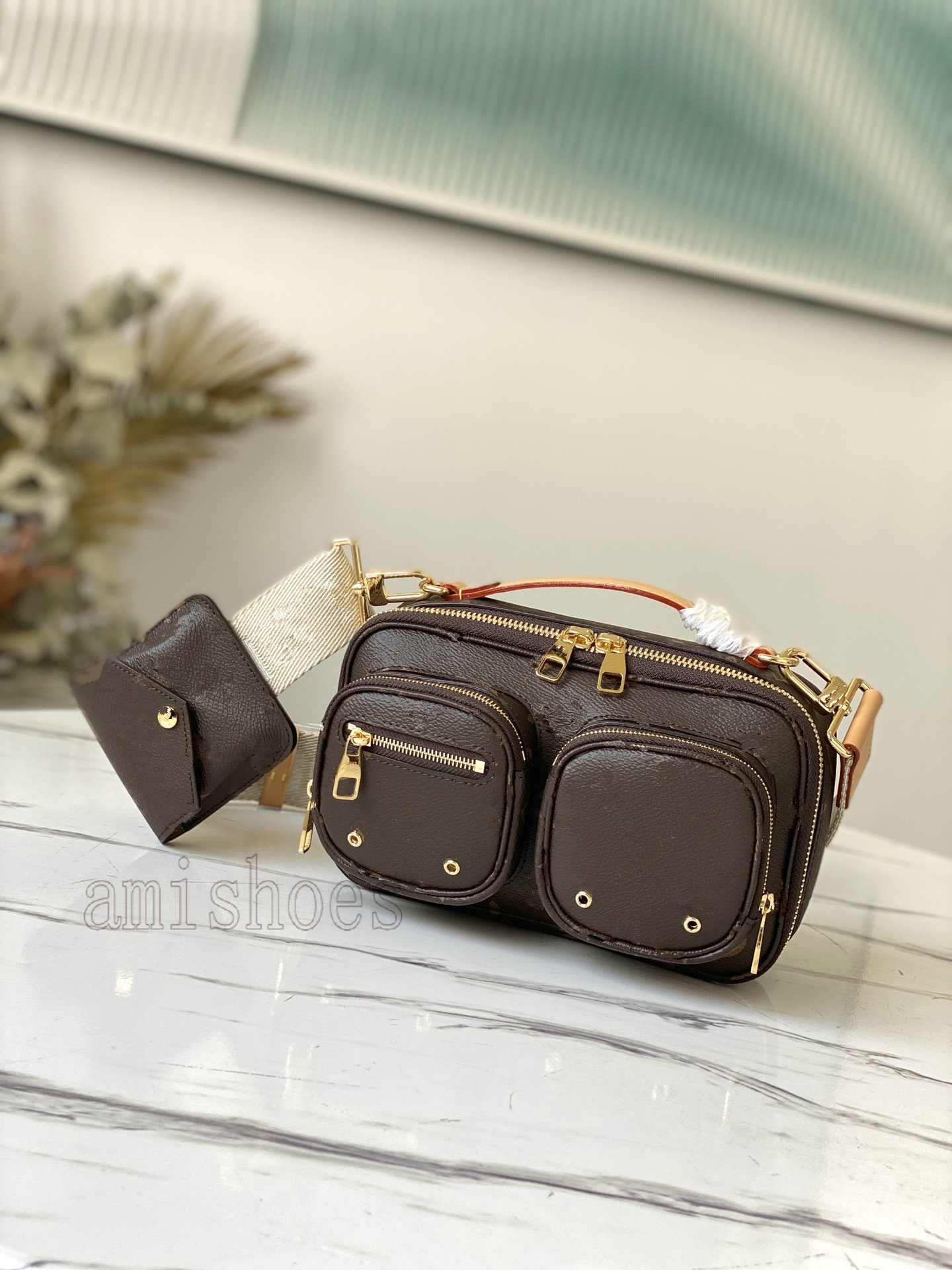 M80446 UTILITY CROSSBODY women bag handbag Coin Purse canvas Natural cowhide-leather stud mini clutch shoulderbag Double zip closure
M80446 UTILITY CROSSBODY women bag handbag Coin Purse canvas Natural cowhide-leather stud mini clutch shoulderbag Double zip closure
