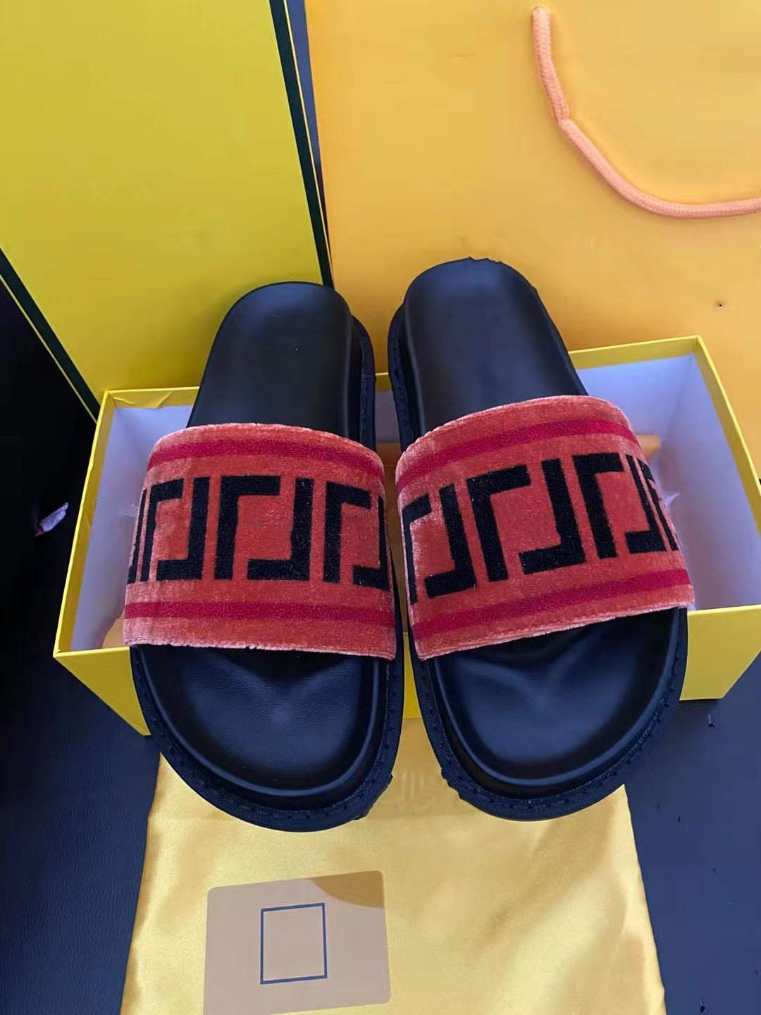 2021 Luxury women slides Crystal Calf leather sandals quilted Platform shoes Designer sapatos Flat sandalias size 36-40 #96
2021 Luxury women slides Crystal Calf leather sandals quilted Platform shoes Designer sapatos Flat sandalias size 36-40 #96