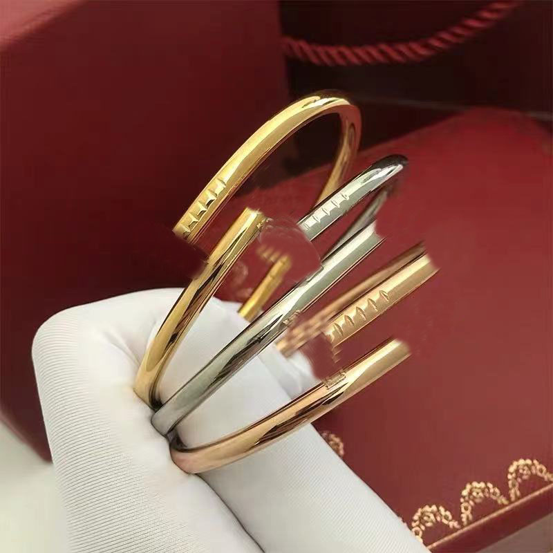 Unique personality nail bracelet with diamonds at the end and love bracelet couple luxury design jewelry original gift box packaging
Unique personality nail bracelet with diamonds at the end and love bracelet couple luxury design jewelry original gift box packaging