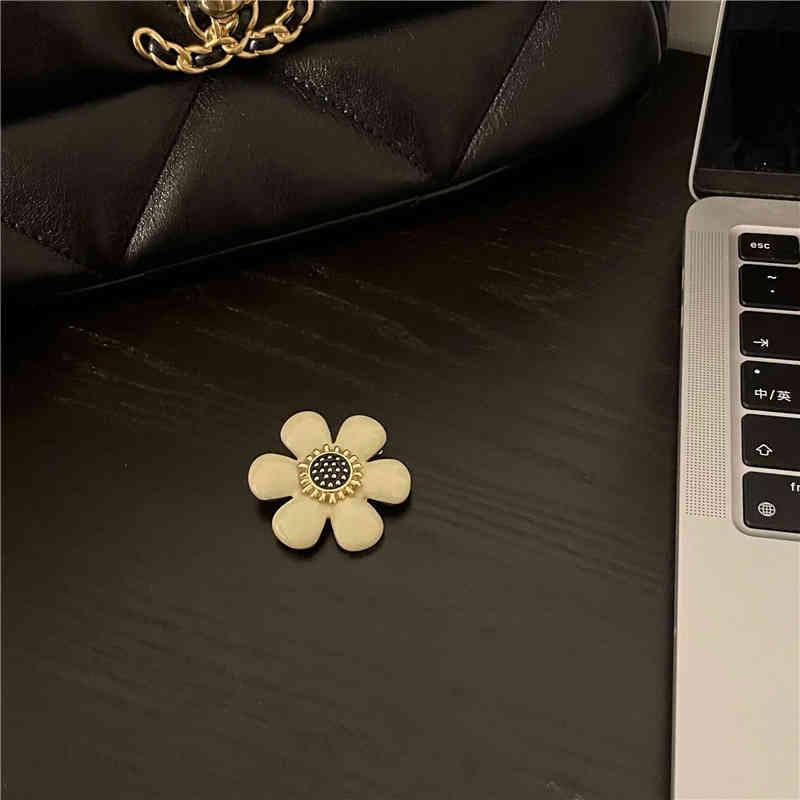 Brooch Korean Resin Flower Temperament Small Fragrance Clothing Accessories Simple and Exquisite 2021