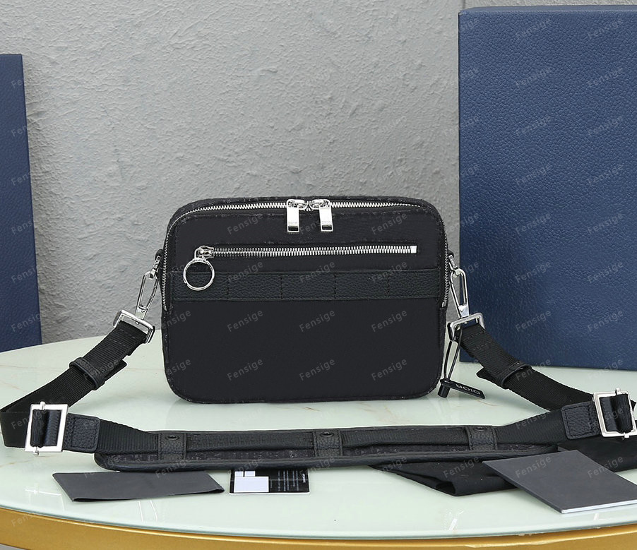 Black grained calfskin shoulder bag Jacquard Men Crossbody luxurys designers bags handbag pochette Multiple pockets strap removable
Black grained calfskin shoulder bag Jacquard Men Crossbody luxurys designers bags handbag pochette Multiple pockets strap removable