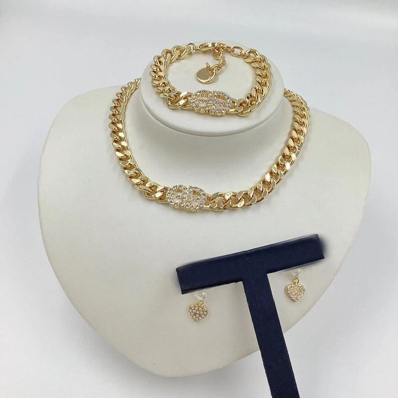 2021 Stainless steel letter choker 14k gold cuban link chain necklace bracelet ear studs for mens and women lovers gift With BOX
2021 Stainless steel letter choker 14k gold cuban link chain necklace bracelet ear studs for mens and women lovers gift With BOX