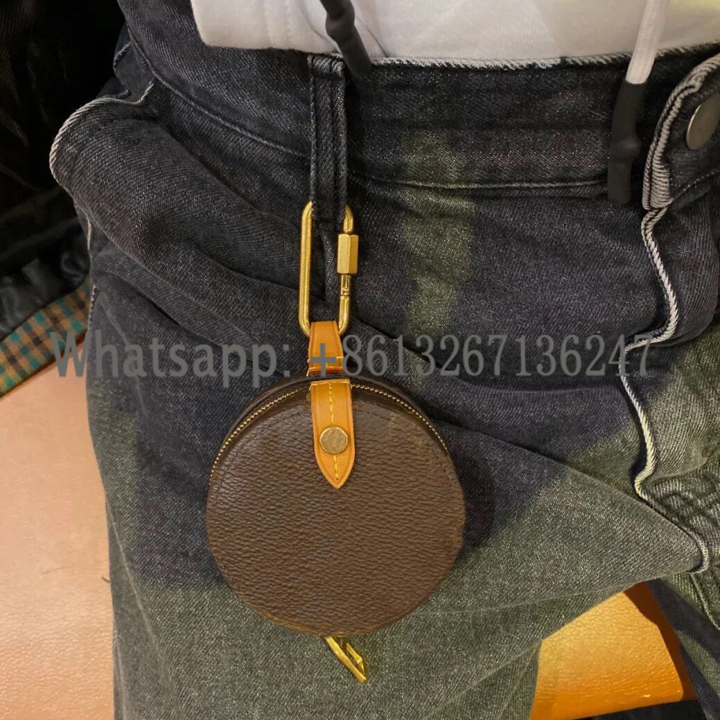 Luxurys Valuablea Designers Leather Round Case France Party Favor Coin Pouch Men Women Lady Purse Key Mini Wallets Wallet Serial 8x8x4cm M68524
Luxurys Valuablea Designers Leather Round Case France Party Favor Coin Pouch Men Women Lady Purse Key Mini Wallets Wallet Serial 8x8x4cm M68524