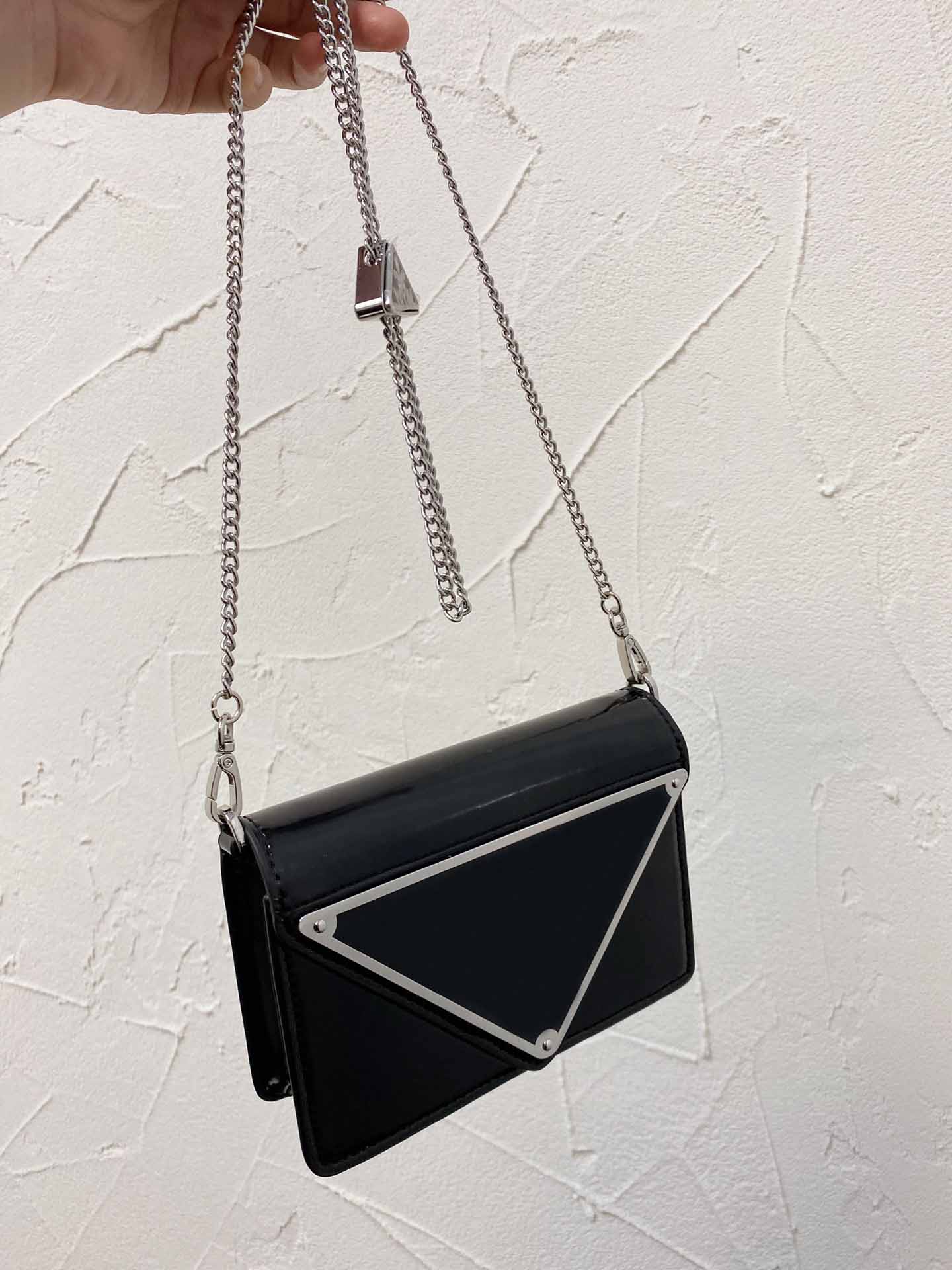 New solid color big triangle brand messenger bag one shoulder luxury designer size17*11
New solid color big triangle brand messenger bag one shoulder luxury designer size17*11
