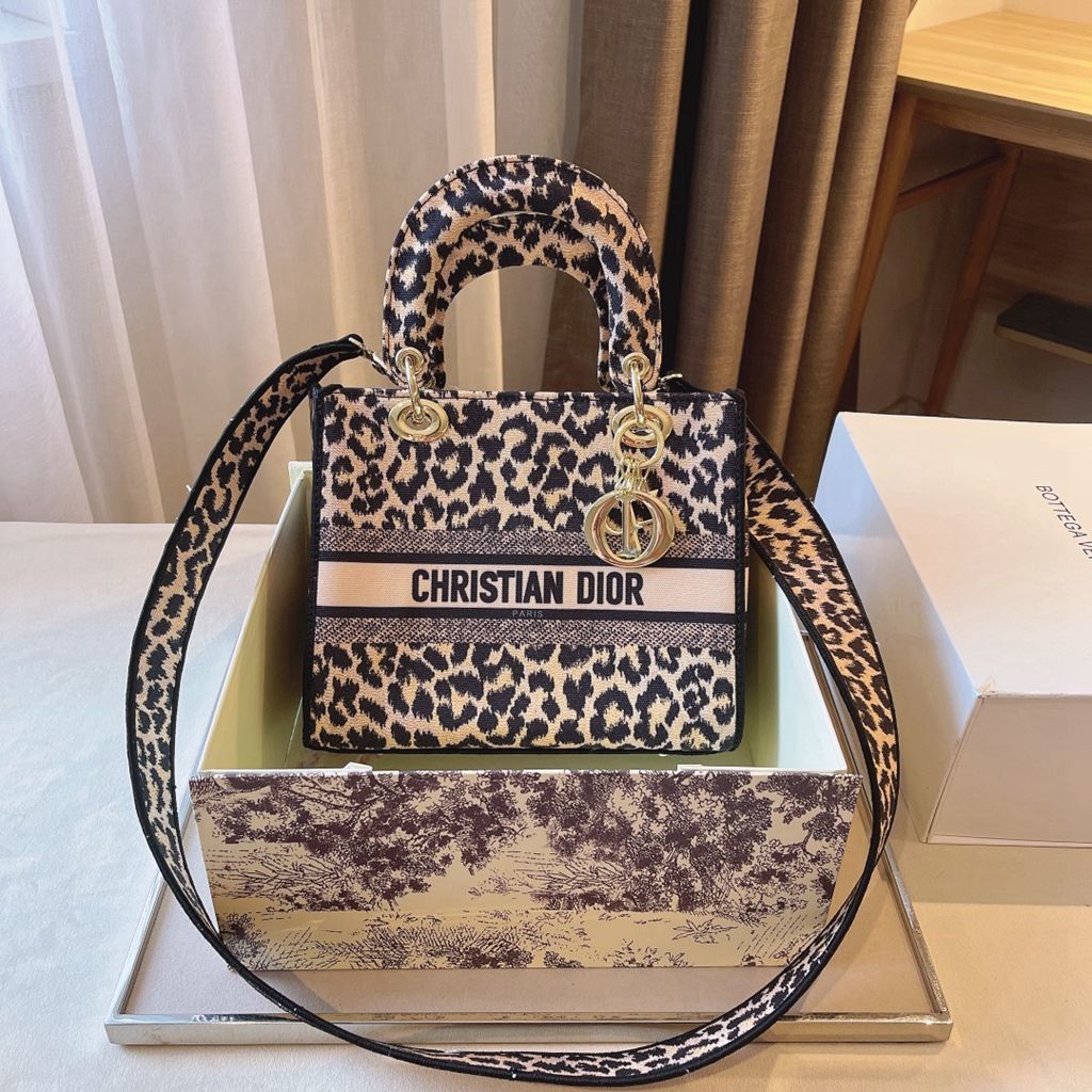 Handbag Women Luxurys Designers Bags 2021 designe Womens Handbags Purses Tote mini Crossbody Bag Wallet Purse star the same fashion atmosphe, Red
Handbag Women Luxurys Designers Bags 2021 designe Womens Handbags Purses Tote mini Crossbody Bag Wallet Purse star the same fashion atmosphe, Red