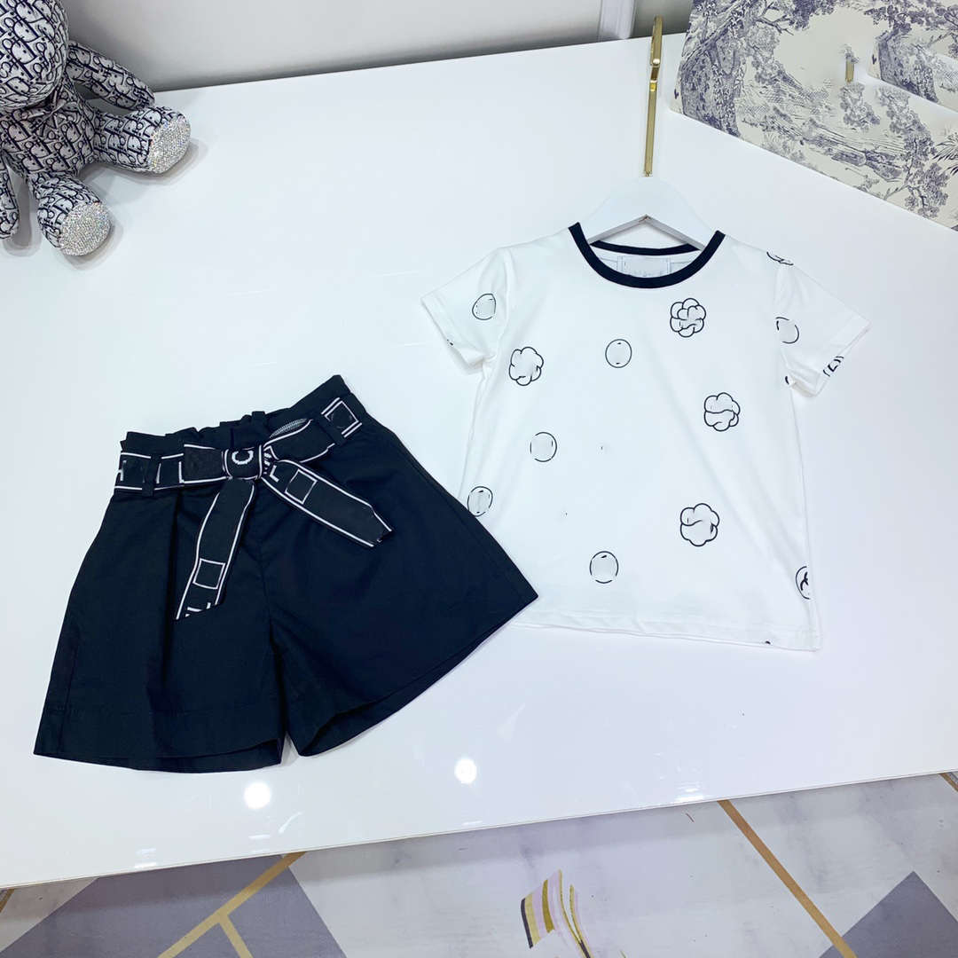 designer kids casual t shirt+ shorts sets childrens suit white color brand girls flower printing autumn clothing cotton tees size 110-160
designer kids casual t shirt+ shorts sets childrens suit white color brand girls flower printing autumn clothing cotton tees size 110-160