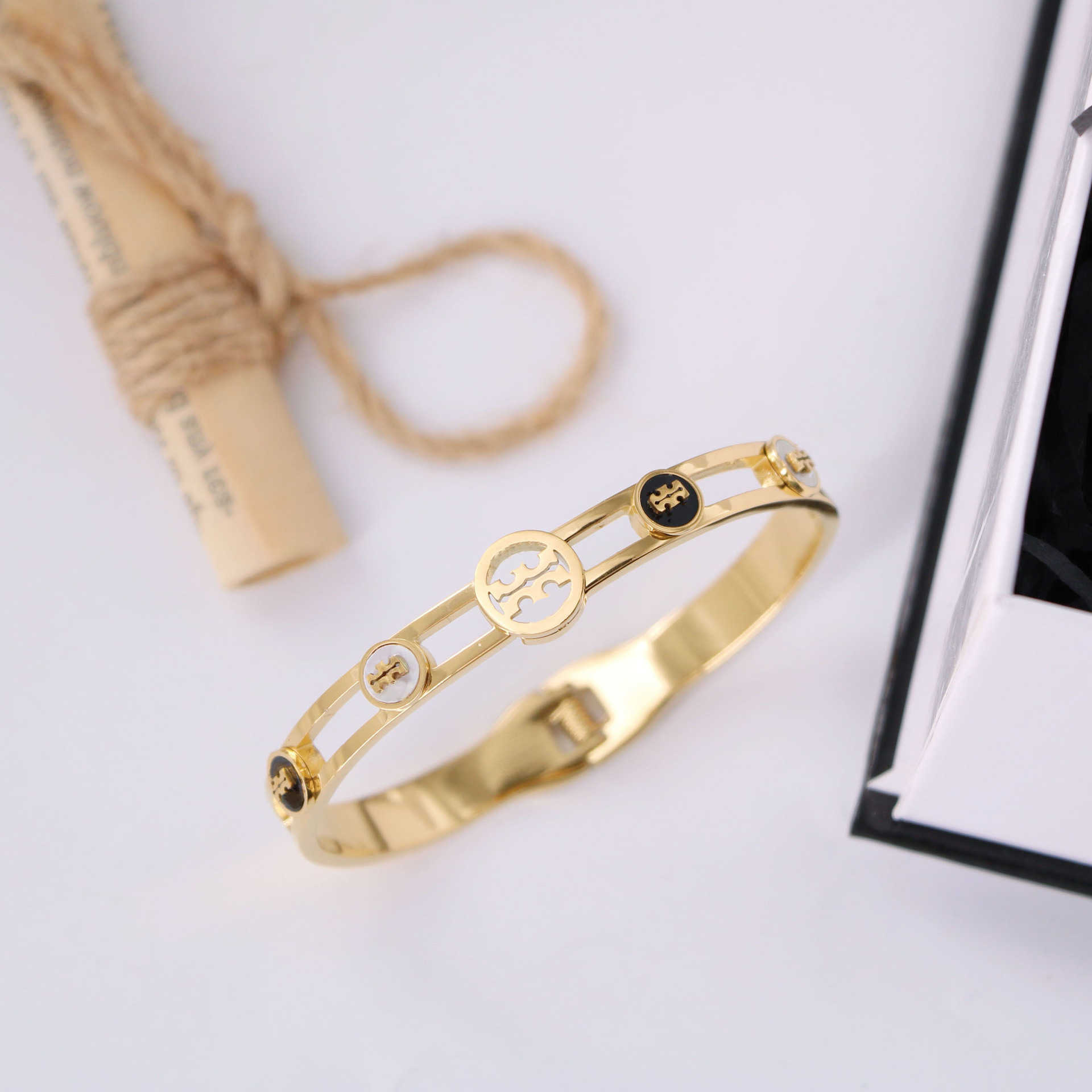 High Quality Titanium steel black and white Fritillaria TB hollow pattern spring open Bracelet men's and women's fashion exquisite style bracelet
High Quality Titanium steel black and white Fritillaria TB hollow pattern spring open Bracelet men's and women's fashion exquisite style bracelet