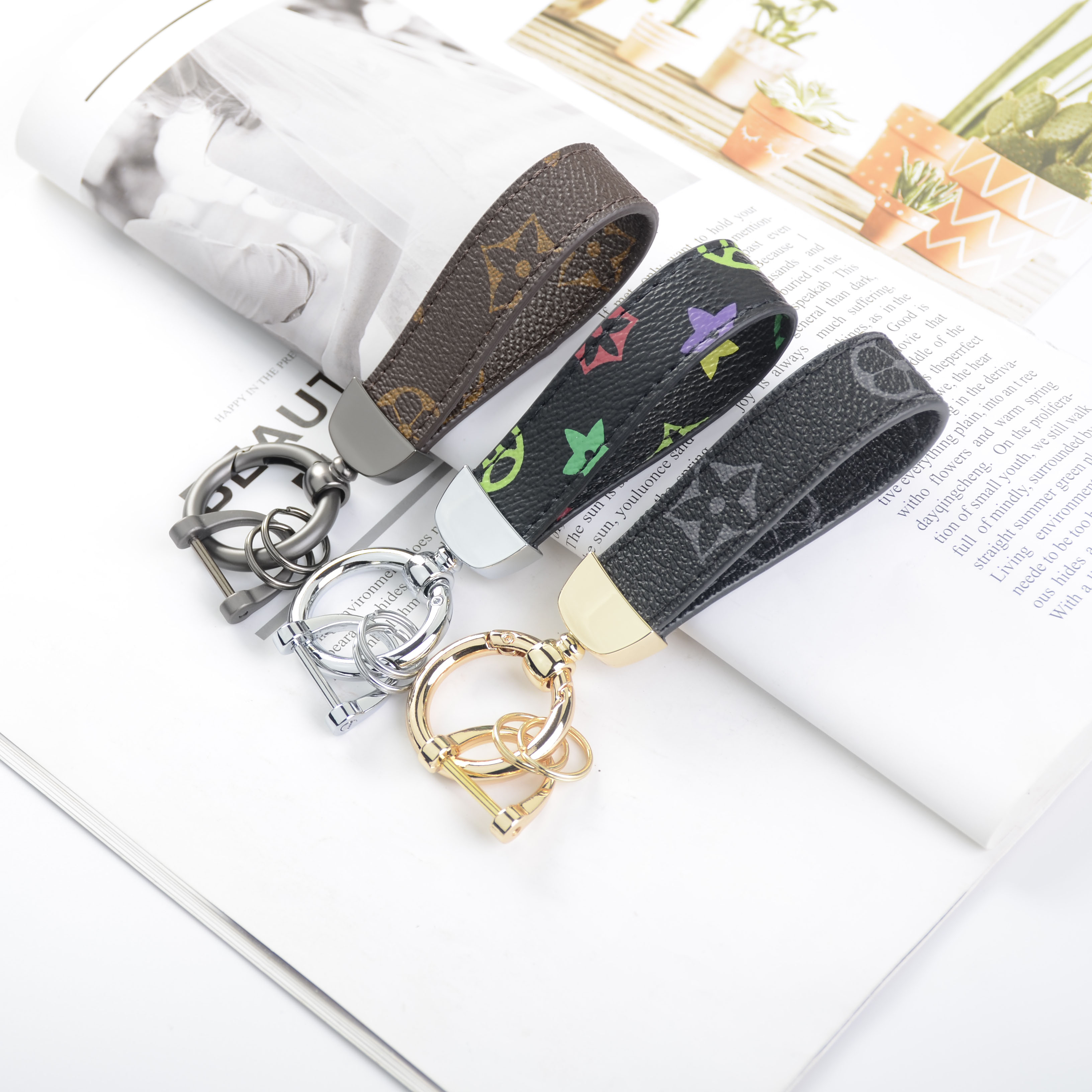 2022ss Flower Design Metal Car Keychain Bag Pendant Charm Jewelry Flower Key Ring Holder for Women Men Fashion PU Leather Animal Key Chain Accessories, Silver
2022ss Flower Design Metal Car Keychain Bag Pendant Charm Jewelry Flower Key Ring Holder for Women Men Fashion PU Leather Animal Key Chain Accessories, Silver