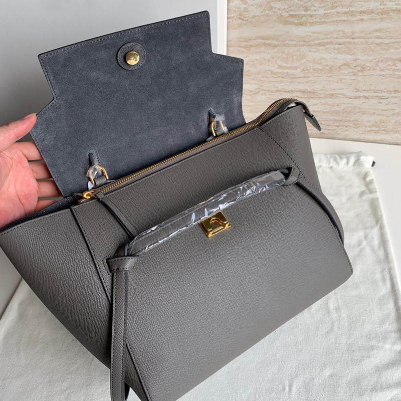 2020 New style Granulated calfskin Comes with a leather handle A removable shoulder strap There is a zipper pocket on the back Top flap and
2020 New style Granulated calfskin Comes with a leather handle A removable shoulder strap There is a zipper pocket on the back Top flap and
